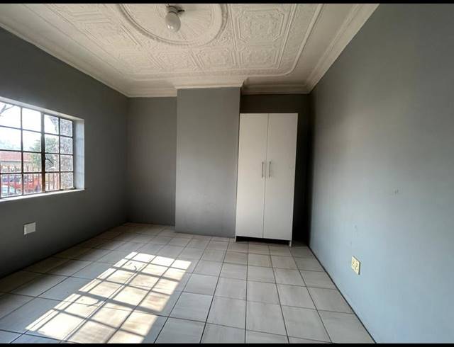 5 BEDROOM HOUSE FOR SALE IN BEZUIDENHOUT VALLEY
